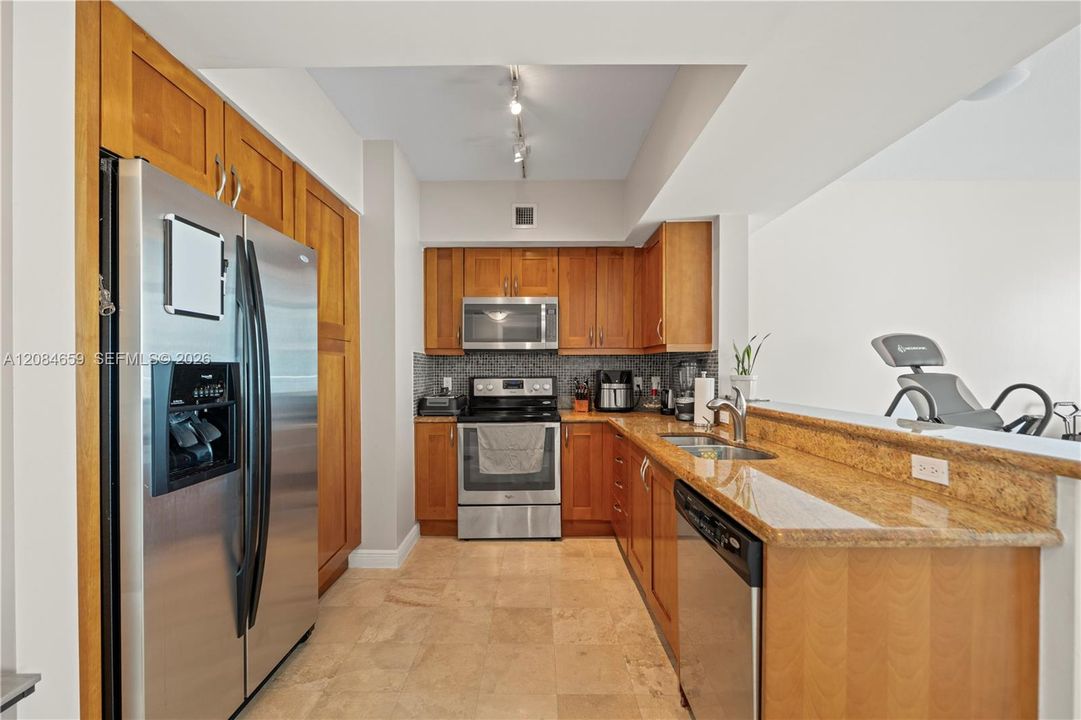 For Sale: $284,900 (1 beds, 1 baths, 920 Square Feet)