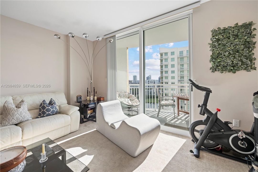 For Sale: $284,900 (1 beds, 1 baths, 920 Square Feet)