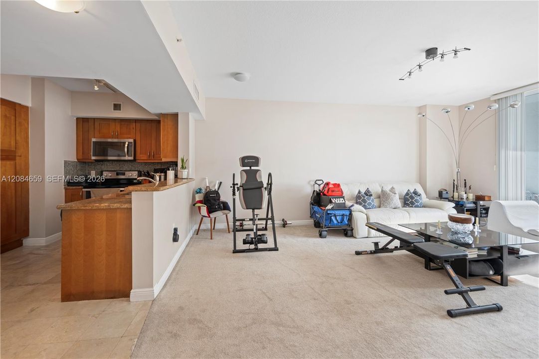 For Sale: $284,900 (1 beds, 1 baths, 920 Square Feet)
