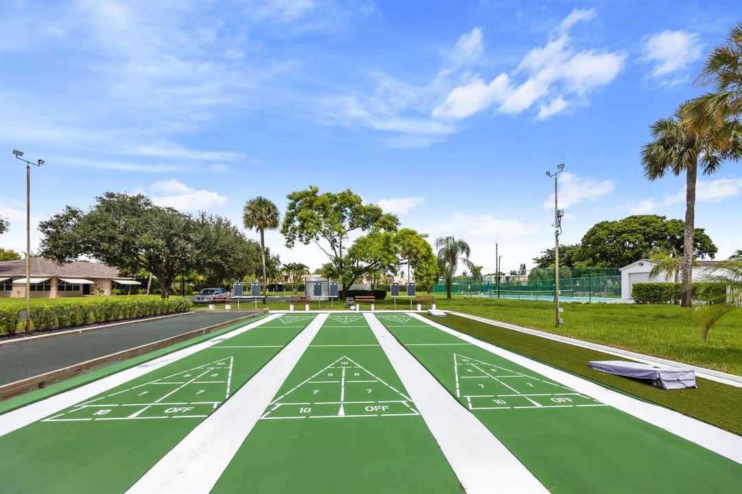 Shuffle Board, Boccee & Cornhole