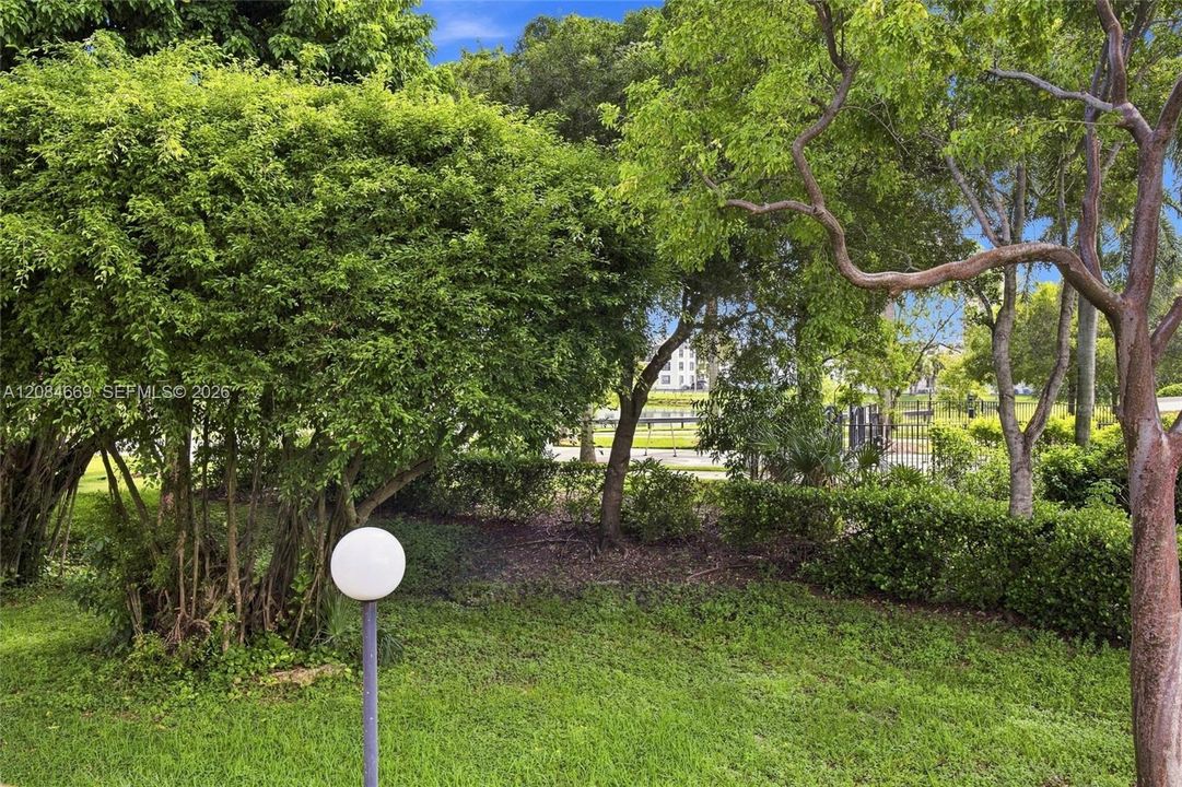 For Sale: $335,000 (2 beds, 2 baths, 1209 Square Feet)