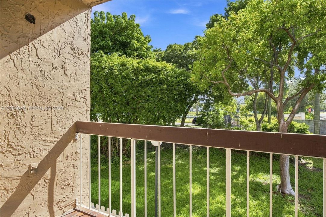 For Sale: $335,000 (2 beds, 2 baths, 1209 Square Feet)
