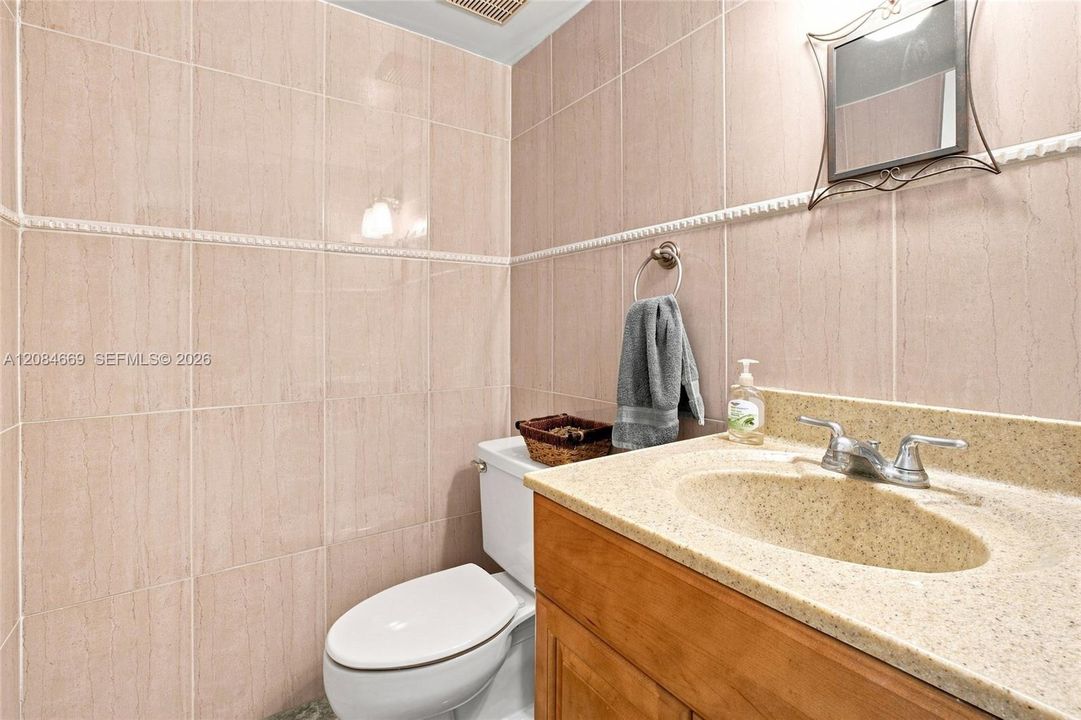 For Sale: $335,000 (2 beds, 2 baths, 1209 Square Feet)
