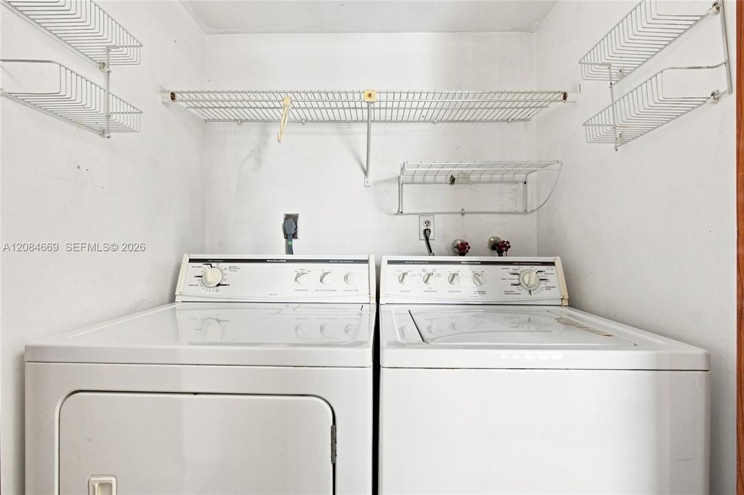 For Sale: $335,000 (2 beds, 2 baths, 1209 Square Feet)