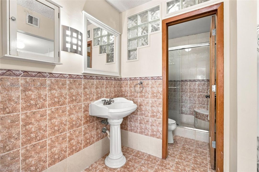 For Sale: $335,000 (2 beds, 2 baths, 1209 Square Feet)