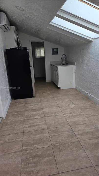 For Rent: $1,500 (1 beds, 1 baths, 2143 Square Feet)
