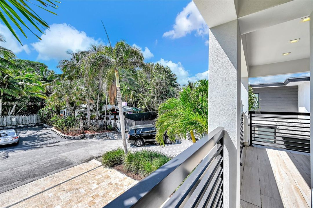 For Sale: $2,599,000 (3 beds, 3 baths, 2909 Square Feet)