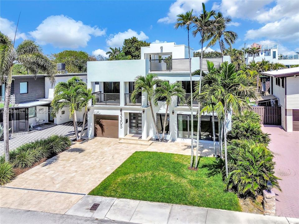 For Sale: $2,599,000 (3 beds, 3 baths, 2909 Square Feet)