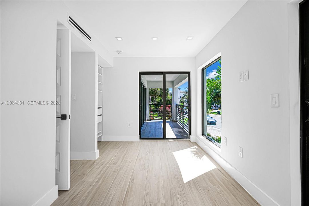 For Sale: $2,599,000 (3 beds, 3 baths, 2909 Square Feet)