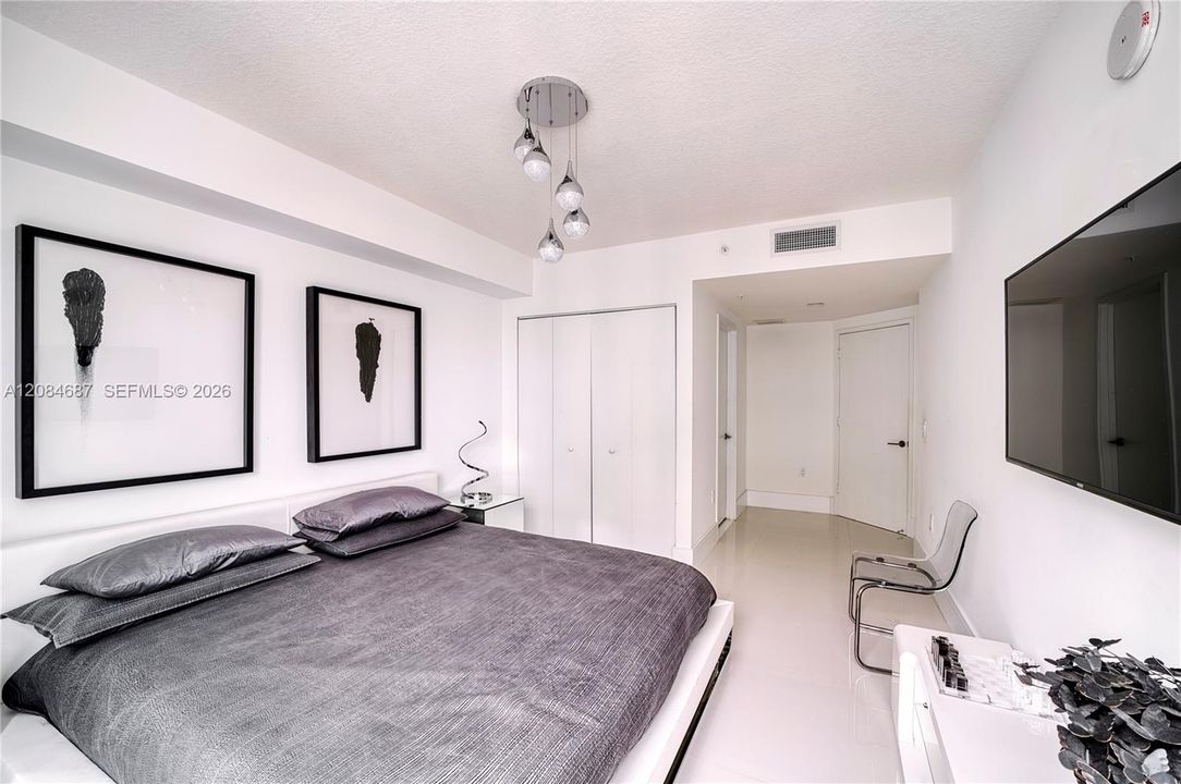 For Sale: $1,370,000 (3 beds, 3 baths, 1892 Square Feet)