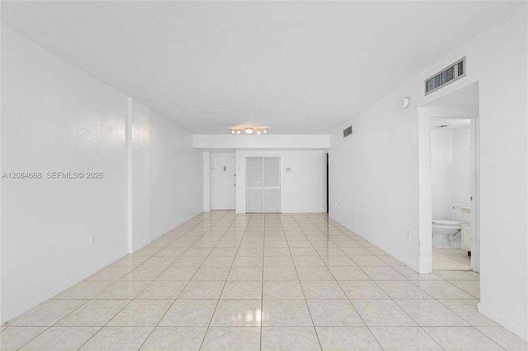 For Sale: $399,000 (1 beds, 1 baths, 922 Square Feet)
