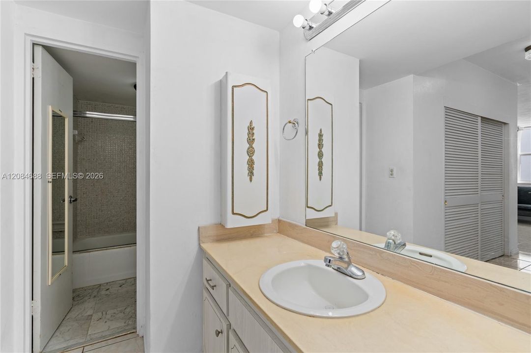 For Sale: $399,000 (1 beds, 1 baths, 922 Square Feet)