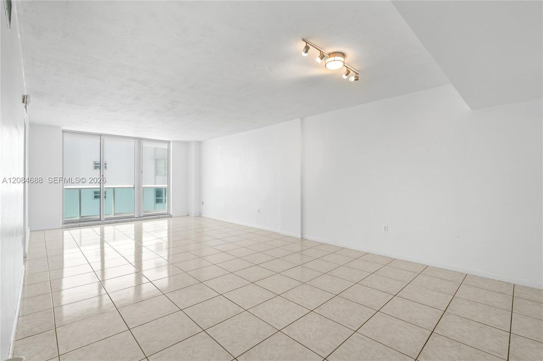 For Sale: $399,000 (1 beds, 1 baths, 922 Square Feet)