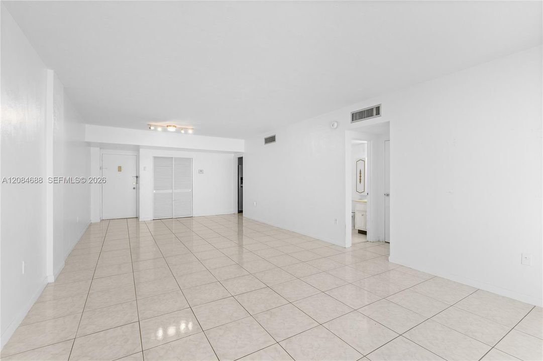 For Sale: $399,000 (1 beds, 1 baths, 922 Square Feet)