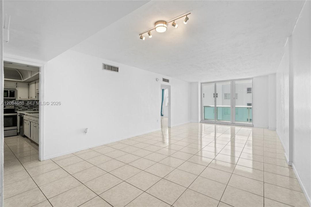 For Sale: $399,000 (1 beds, 1 baths, 922 Square Feet)