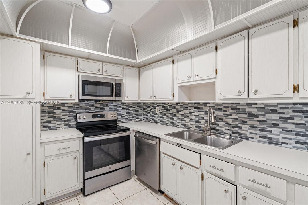 For Sale: $399,000 (1 beds, 1 baths, 922 Square Feet)