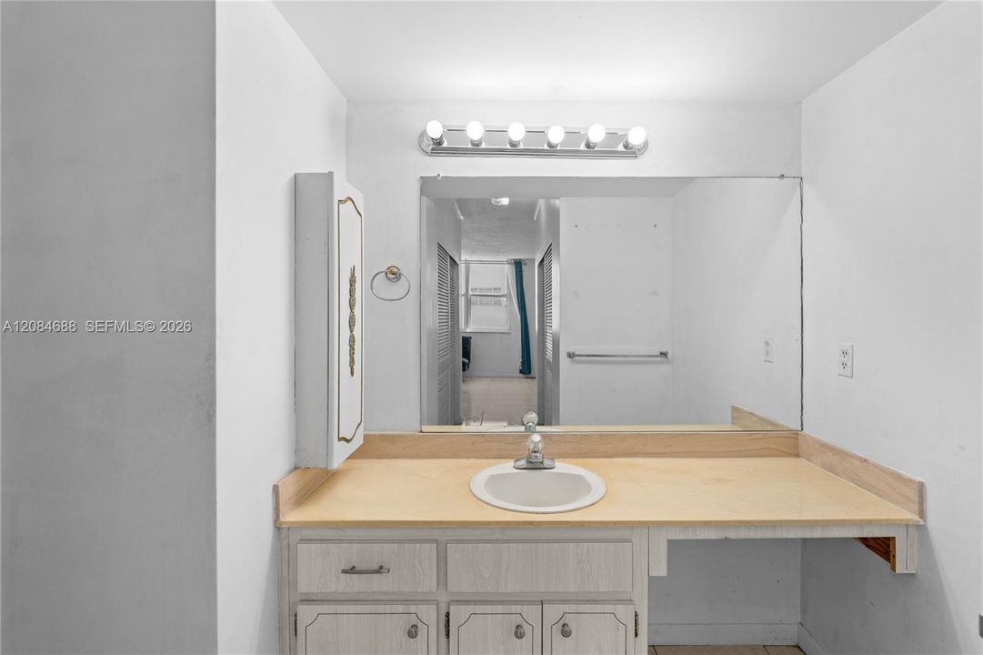 For Sale: $399,000 (1 beds, 1 baths, 922 Square Feet)