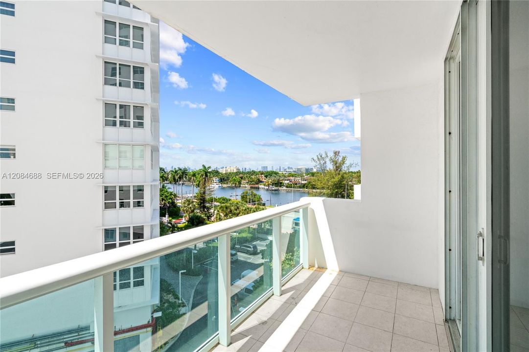 For Sale: $399,000 (1 beds, 1 baths, 922 Square Feet)