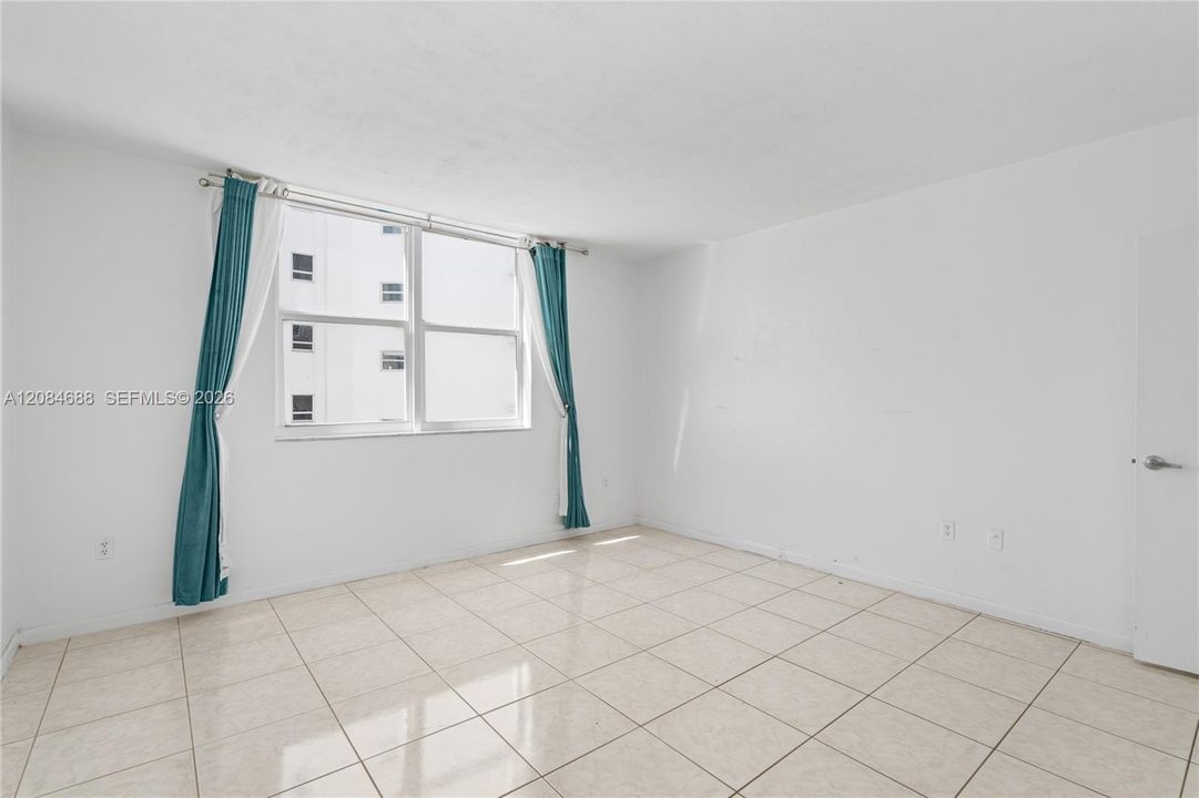 For Sale: $399,000 (1 beds, 1 baths, 922 Square Feet)