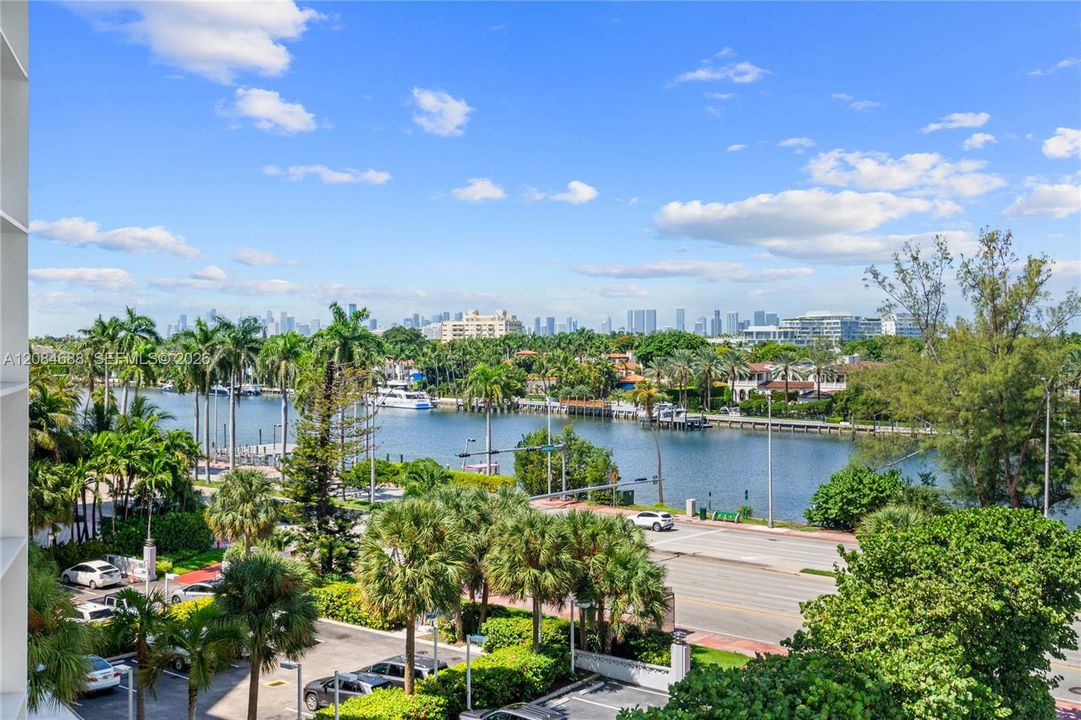 For Sale: $399,000 (1 beds, 1 baths, 922 Square Feet)