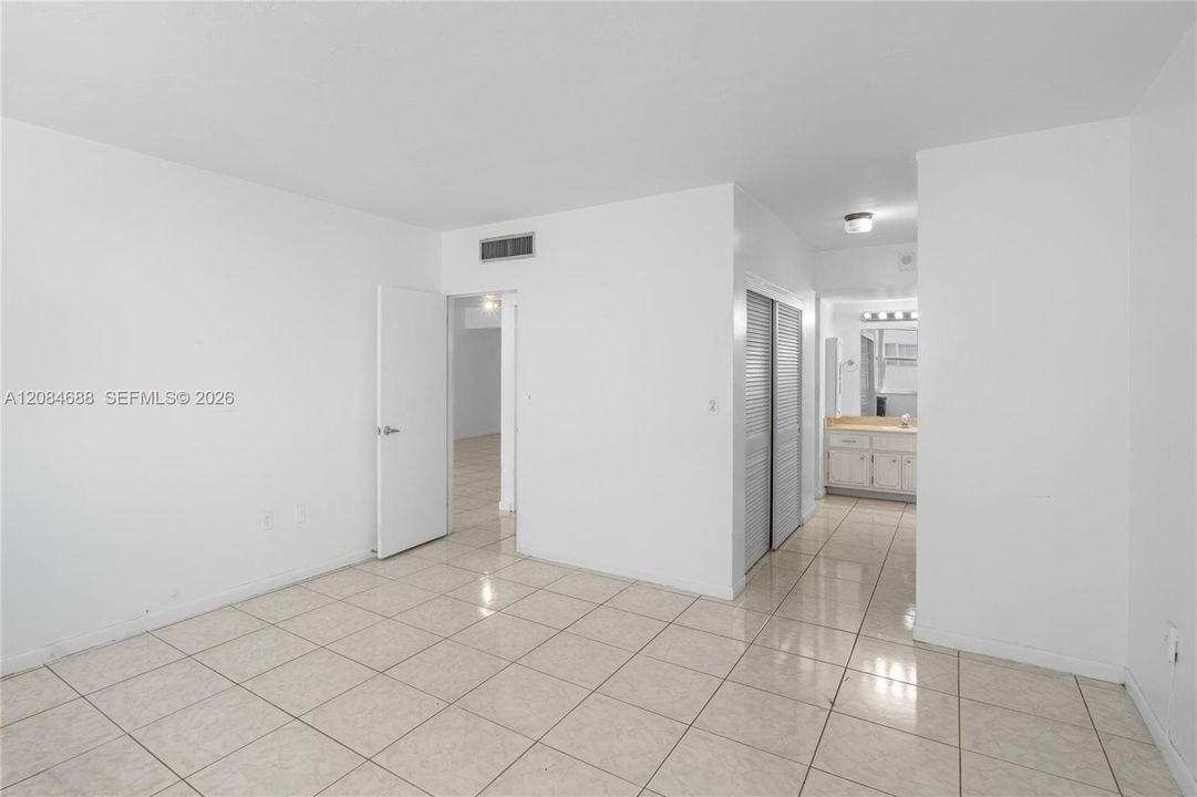 For Sale: $399,000 (1 beds, 1 baths, 922 Square Feet)