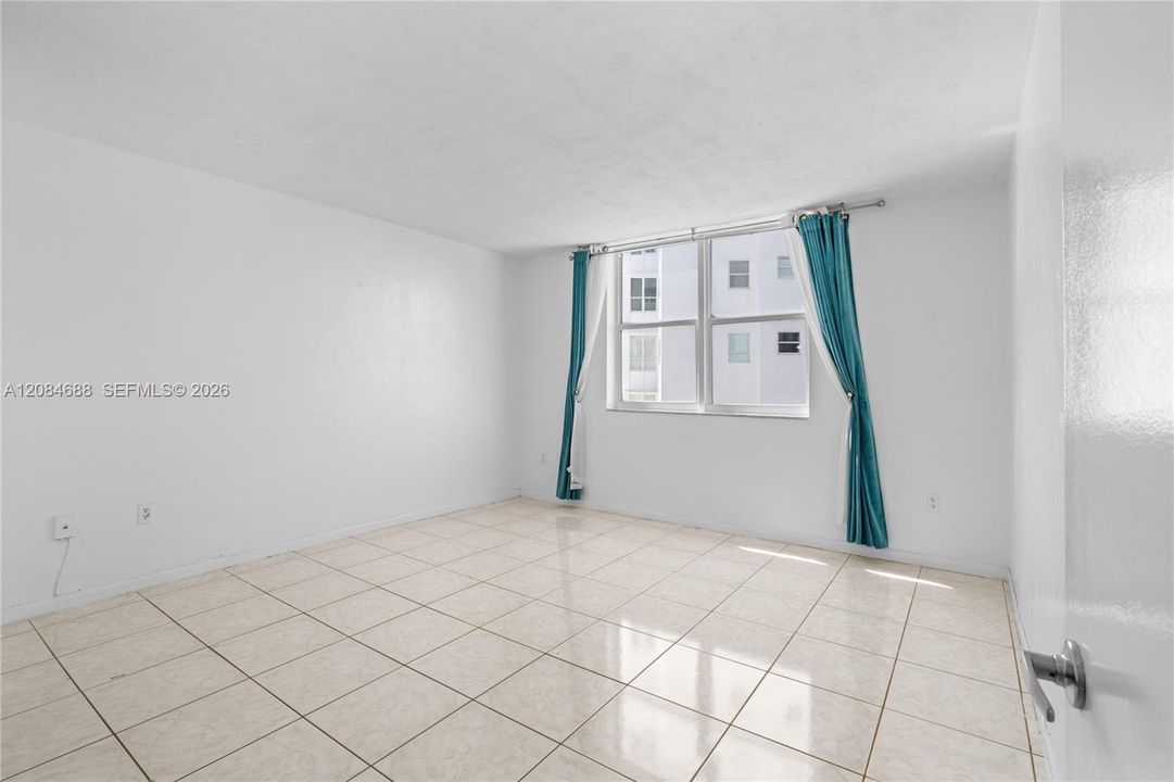 For Sale: $399,000 (1 beds, 1 baths, 922 Square Feet)