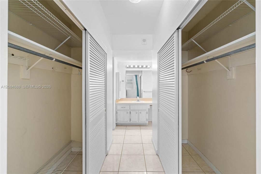 For Sale: $399,000 (1 beds, 1 baths, 922 Square Feet)