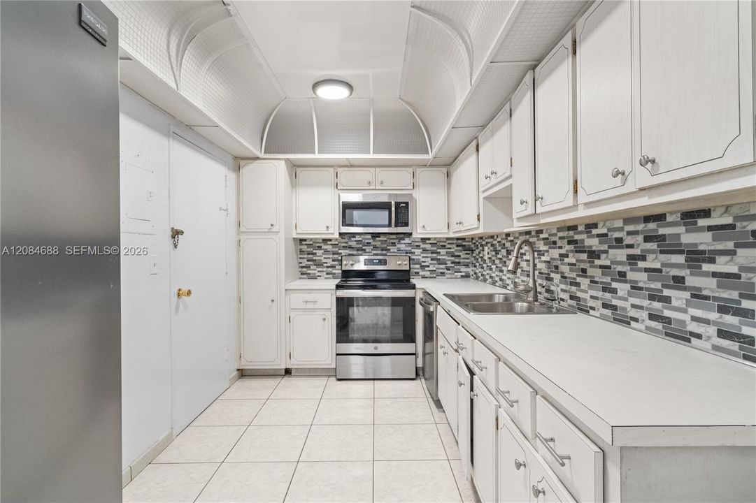 For Sale: $399,000 (1 beds, 1 baths, 922 Square Feet)