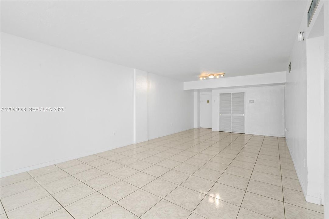 For Sale: $399,000 (1 beds, 1 baths, 922 Square Feet)