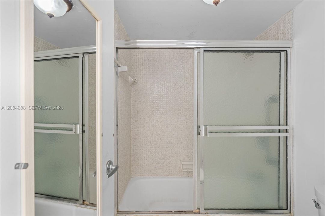 For Sale: $399,000 (1 beds, 1 baths, 922 Square Feet)