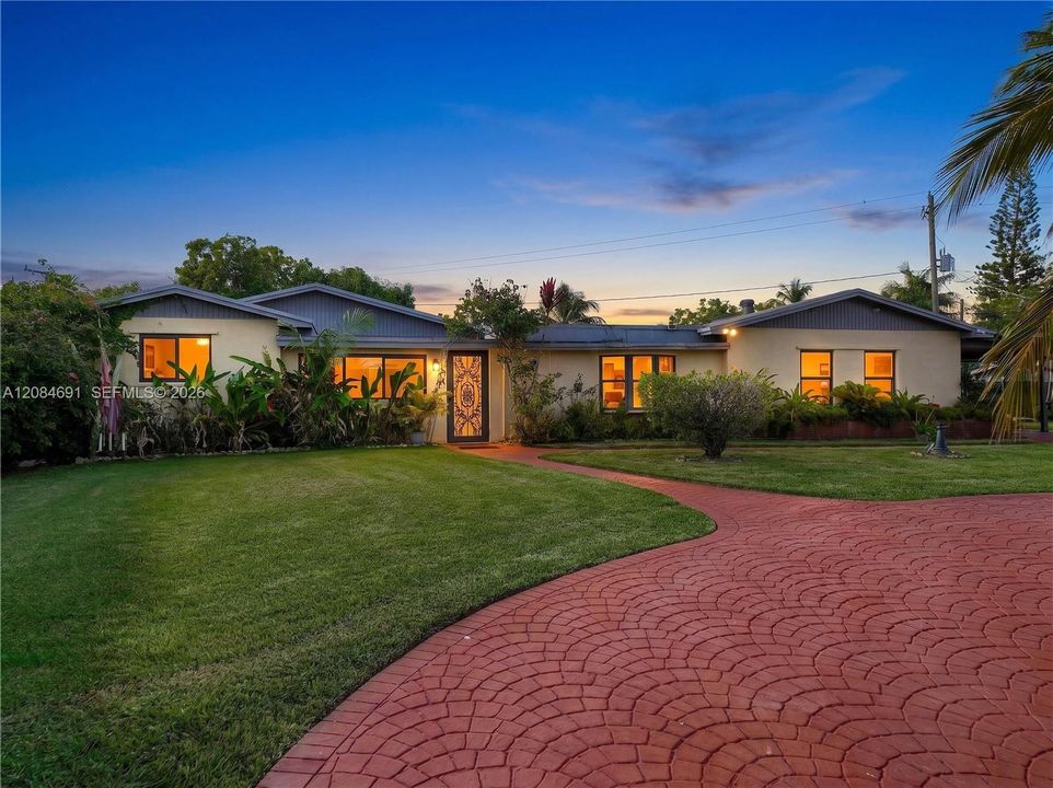 For Sale: $719,900 (6 beds, 4 baths, 2684 Square Feet)