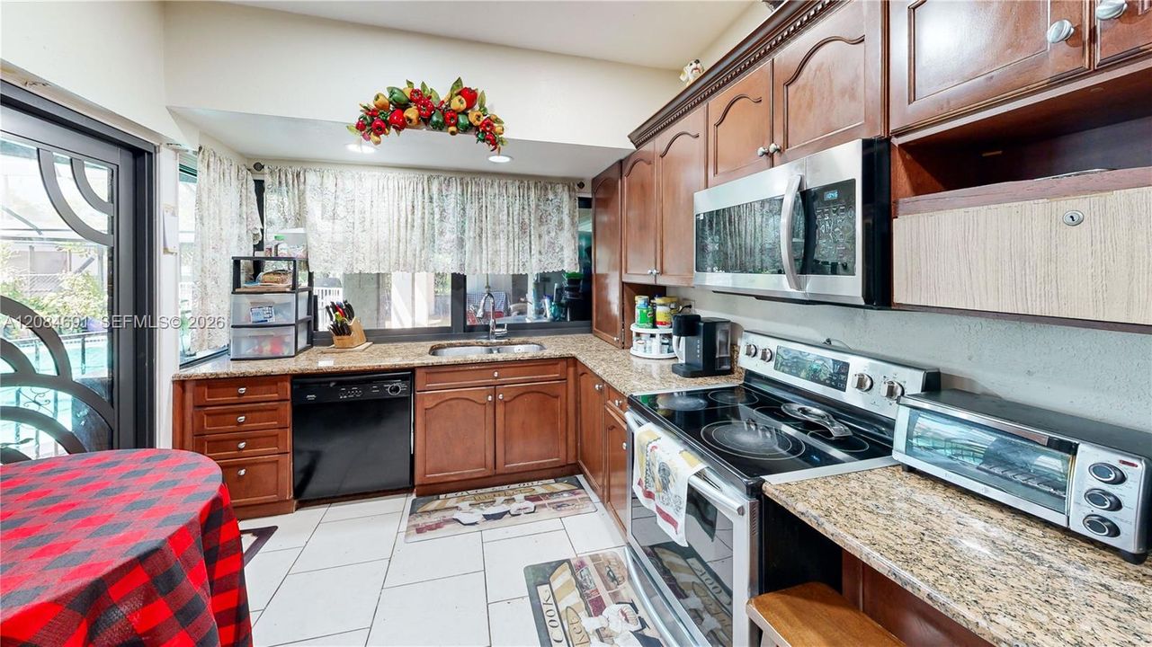 For Sale: $719,900 (6 beds, 4 baths, 2684 Square Feet)