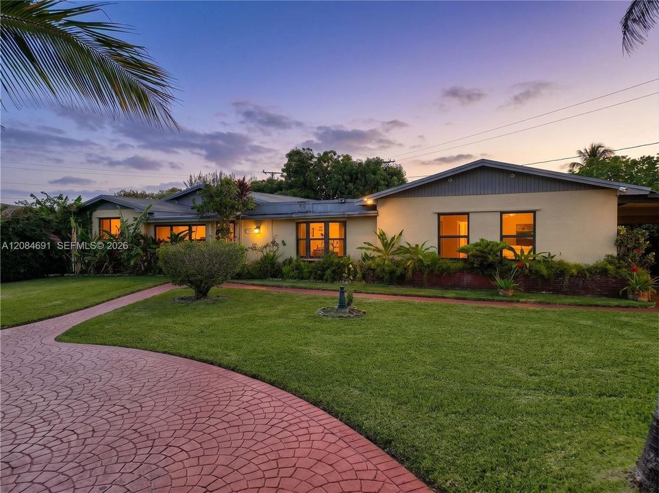 For Sale: $719,900 (6 beds, 4 baths, 2684 Square Feet)