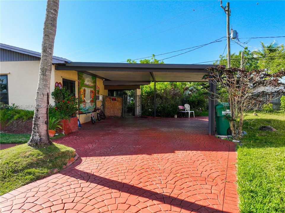 For Sale: $719,900 (6 beds, 4 baths, 2684 Square Feet)