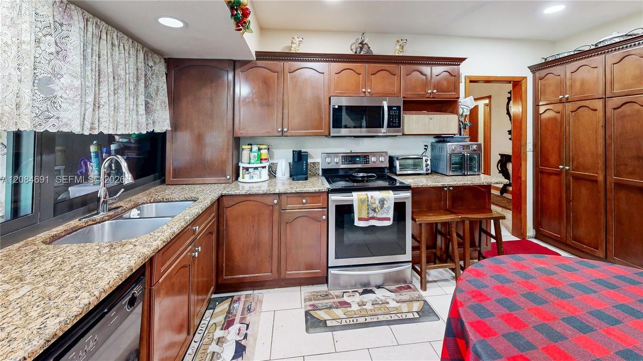 For Sale: $719,900 (6 beds, 4 baths, 2684 Square Feet)