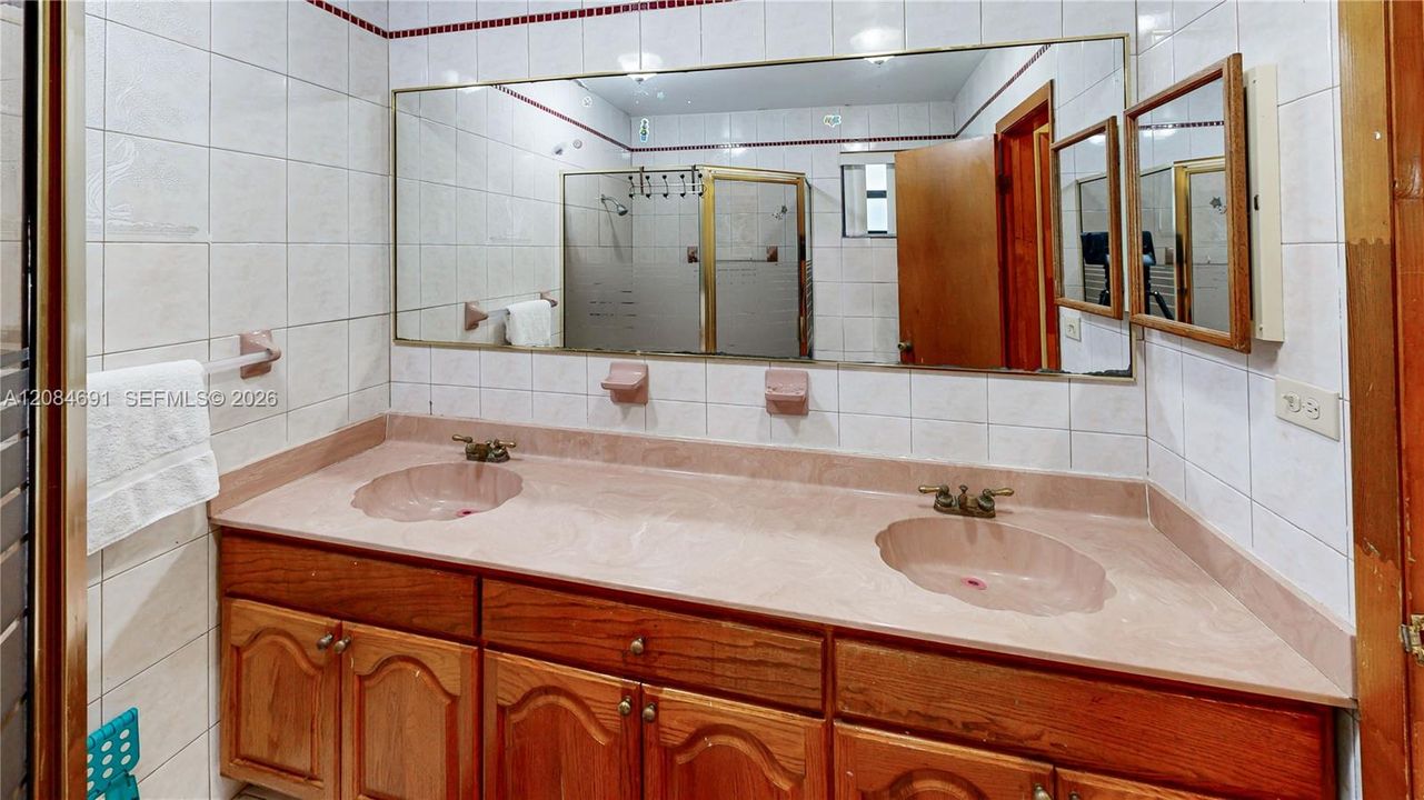 For Sale: $719,900 (6 beds, 4 baths, 2684 Square Feet)