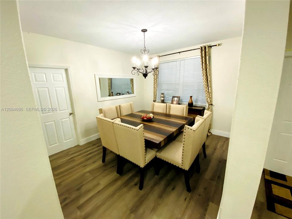 En Venta: $610,000 (4 camas, 2 baños, 2032 Pies cuadrados)