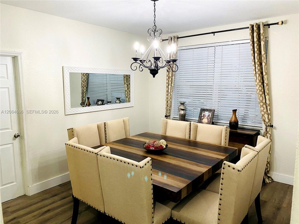 En Venta: $610,000 (4 camas, 2 baños, 2032 Pies cuadrados)