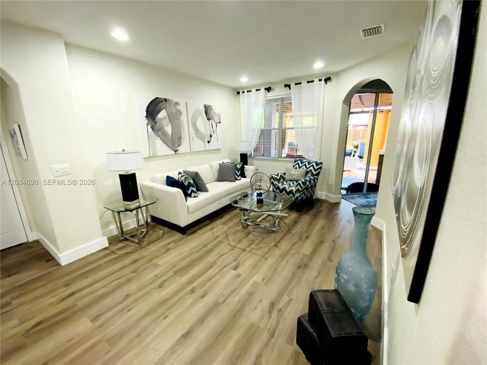 En Venta: $610,000 (4 camas, 2 baños, 2032 Pies cuadrados)