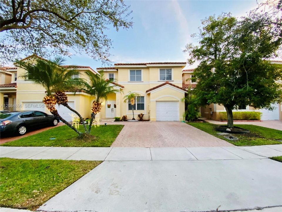 En Venta: $610,000 (4 camas, 2 baños, 2032 Pies cuadrados)
