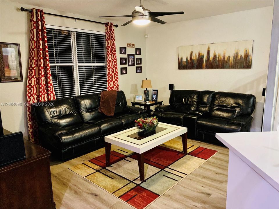 En Venta: $610,000 (4 camas, 2 baños, 2032 Pies cuadrados)