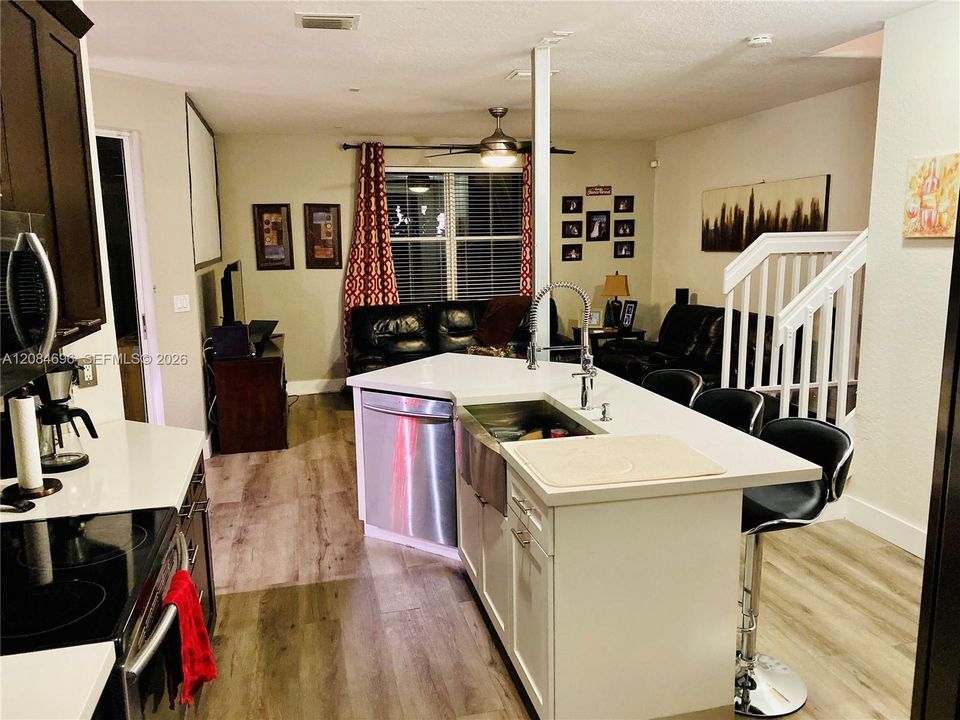 En Venta: $610,000 (4 camas, 2 baños, 2032 Pies cuadrados)