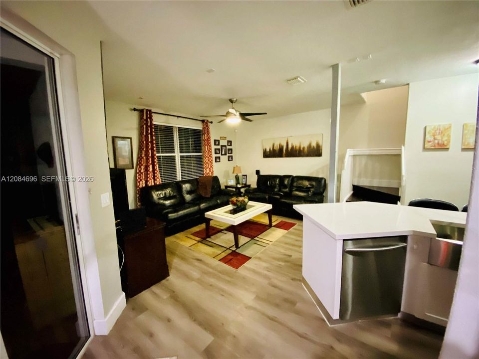 En Venta: $610,000 (4 camas, 2 baños, 2032 Pies cuadrados)