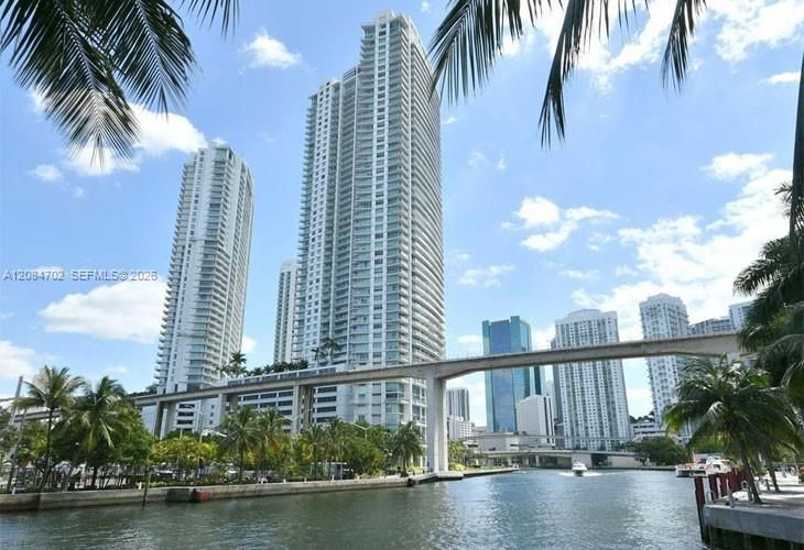 For Rent: $2,300 (0 beds, 1 baths, 451 Square Feet)