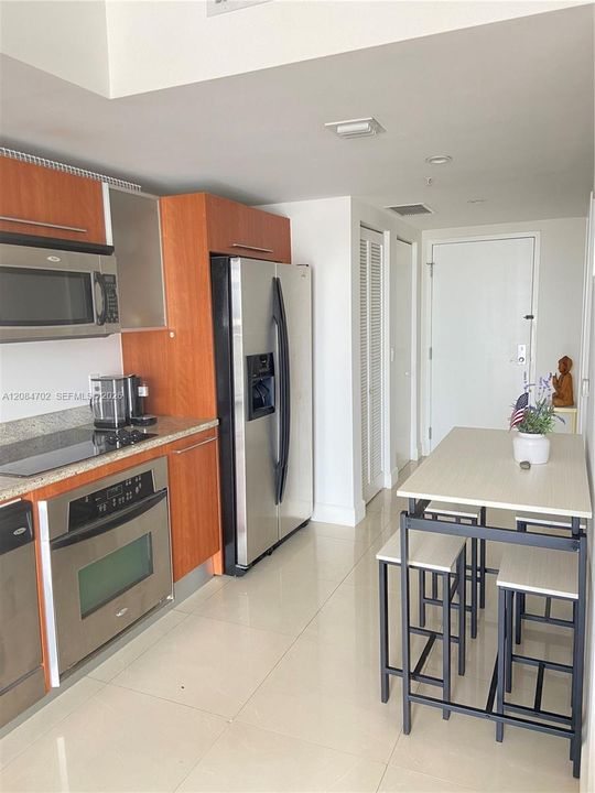 For Rent: $2,300 (0 beds, 1 baths, 451 Square Feet)