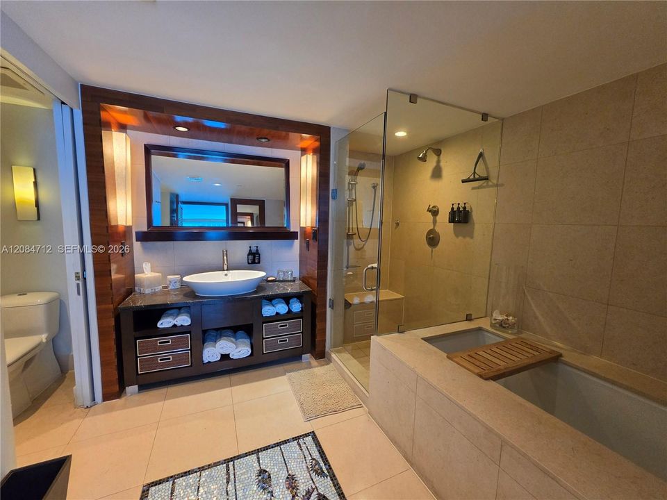 For Rent: $10,500 (2 beds, 2 baths, 1048 Square Feet)