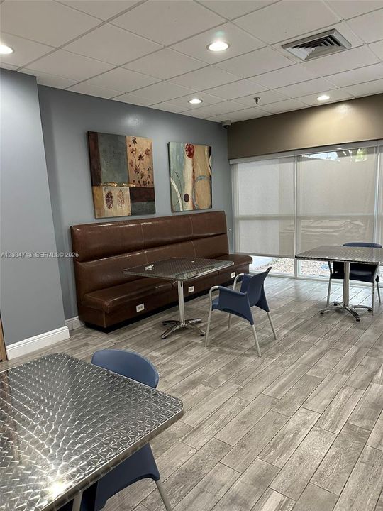 For Rent: $3,200 (2 beds, 2 baths, 914 Square Feet)
