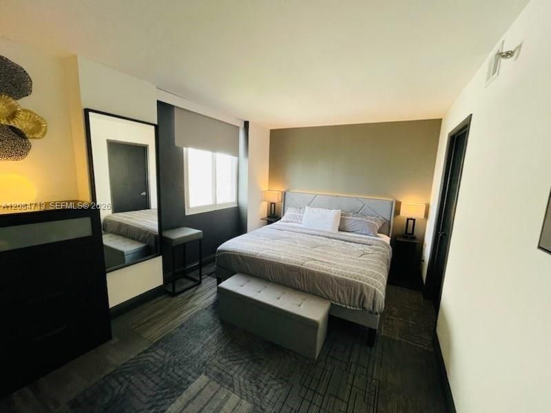 For Rent: $3,200 (2 beds, 2 baths, 914 Square Feet)
