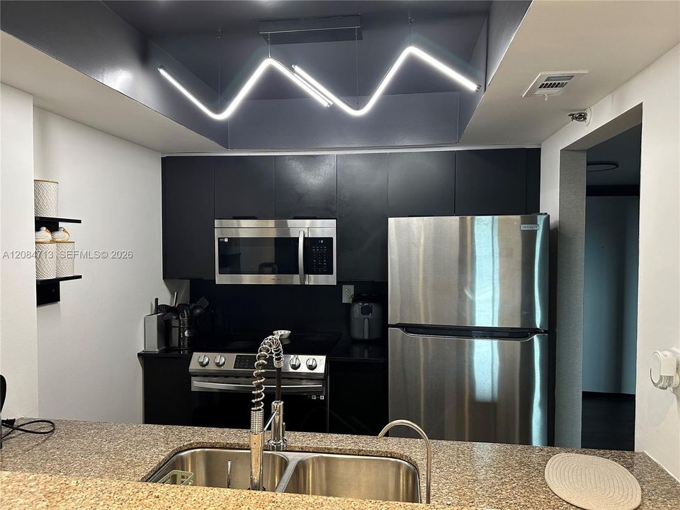 For Rent: $3,200 (2 beds, 2 baths, 914 Square Feet)