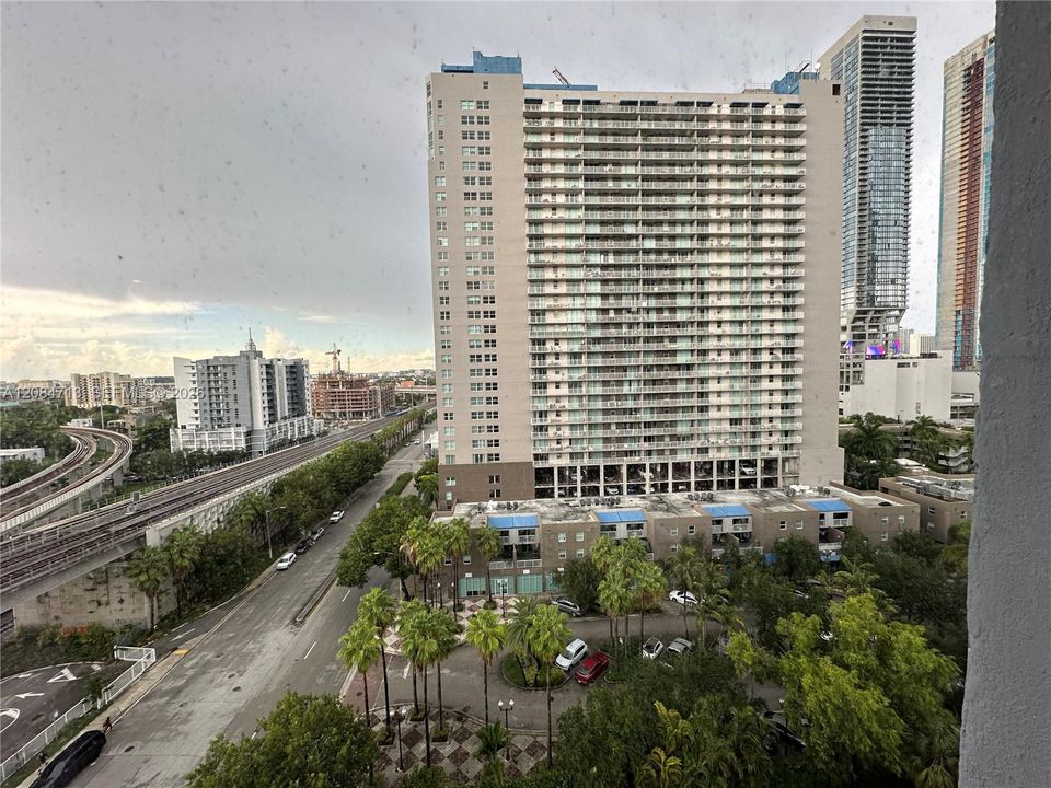 For Rent: $3,200 (2 beds, 2 baths, 914 Square Feet)